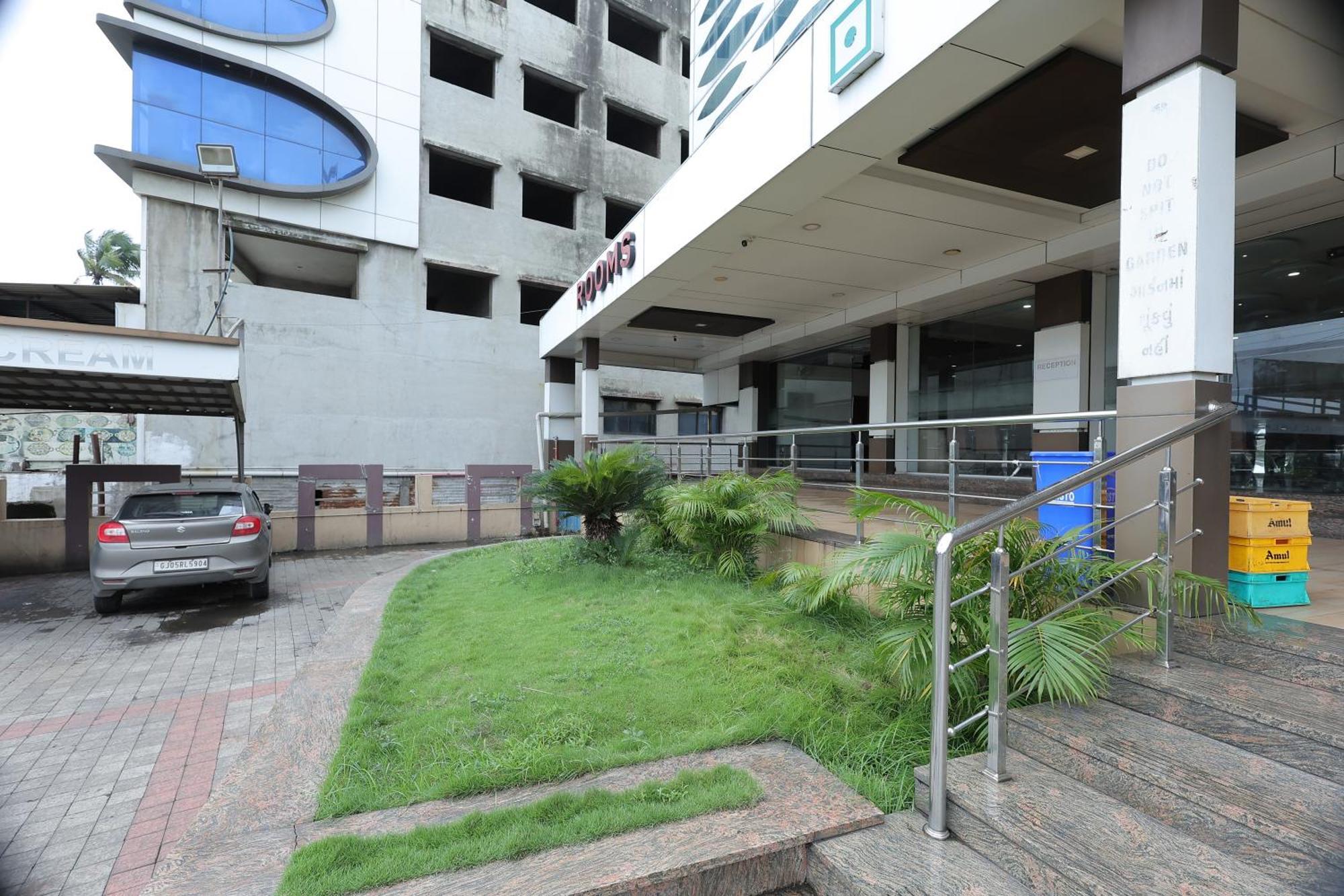 Hotel Horizon & Restaurant Surat Exterior foto